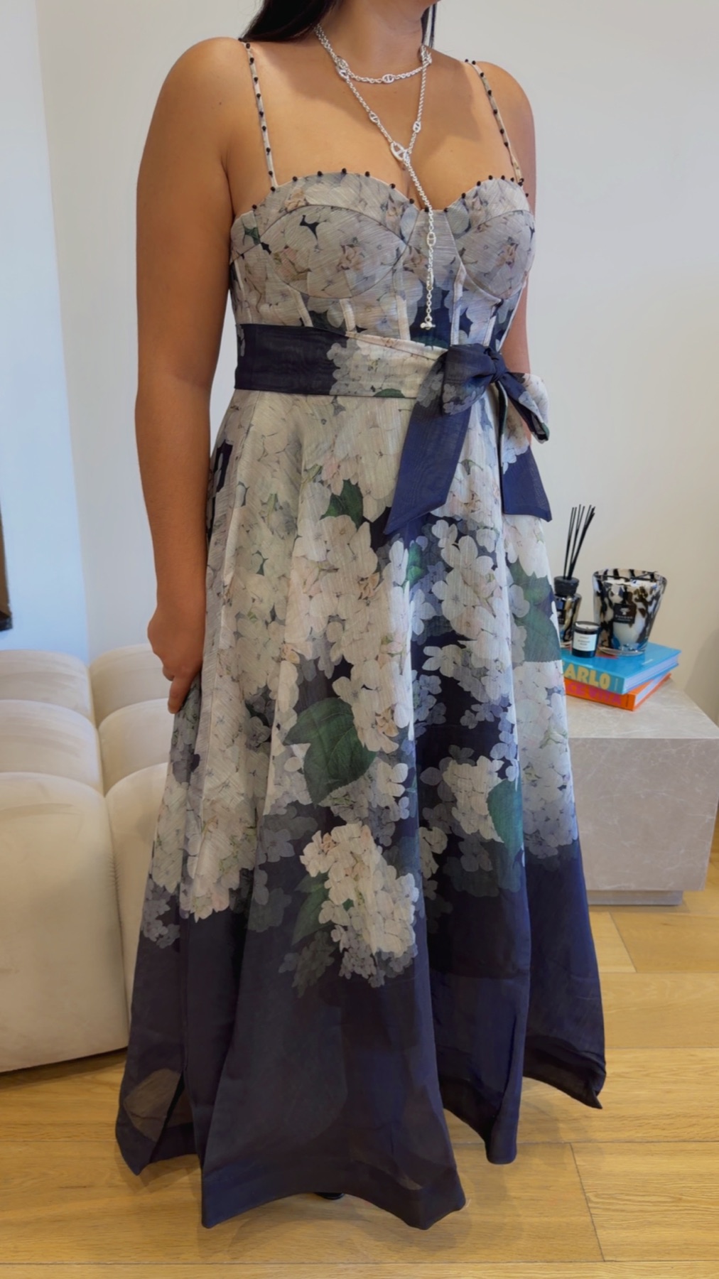 Robe fleurie noire — détail