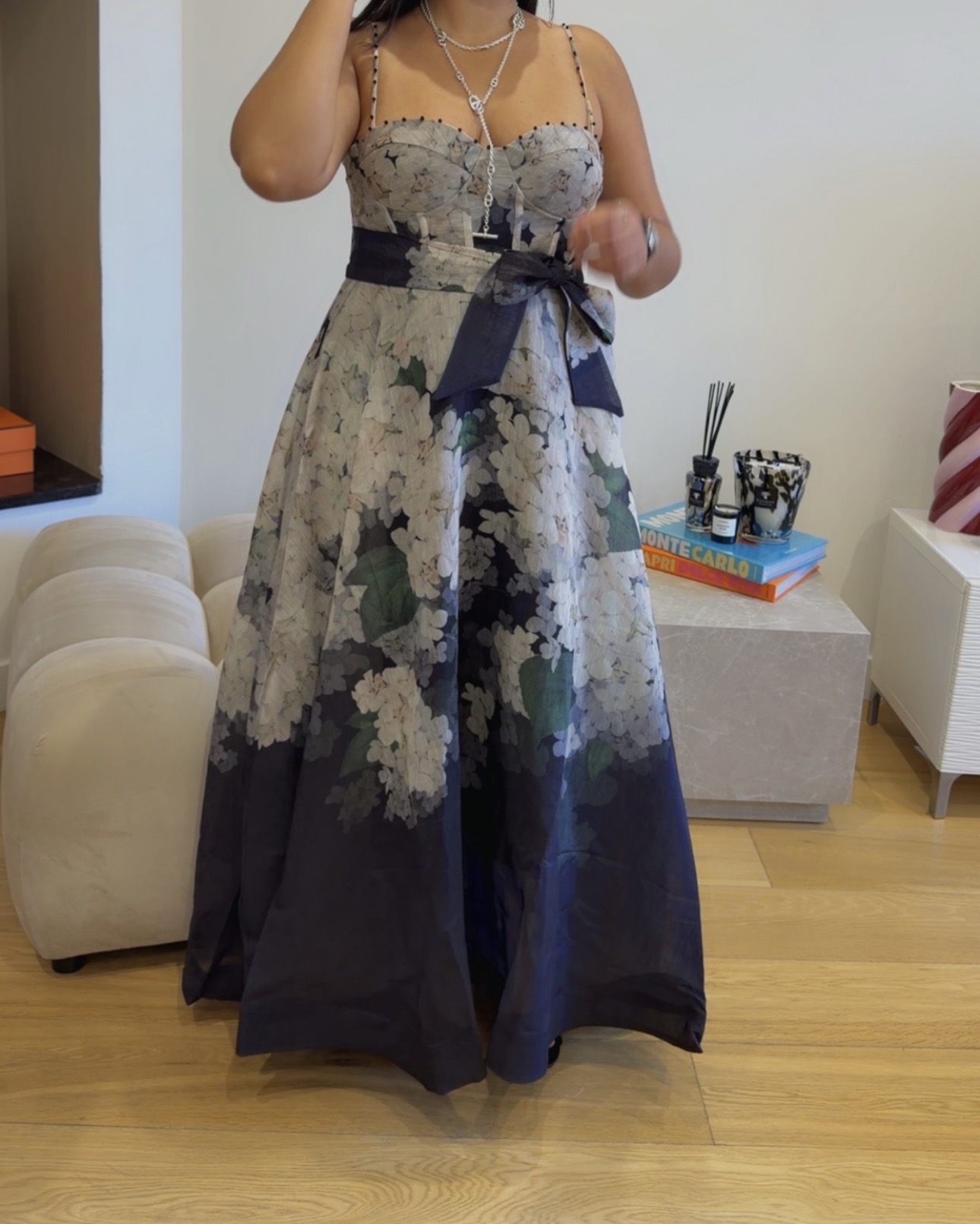 Robe fleurie noire — vue portée