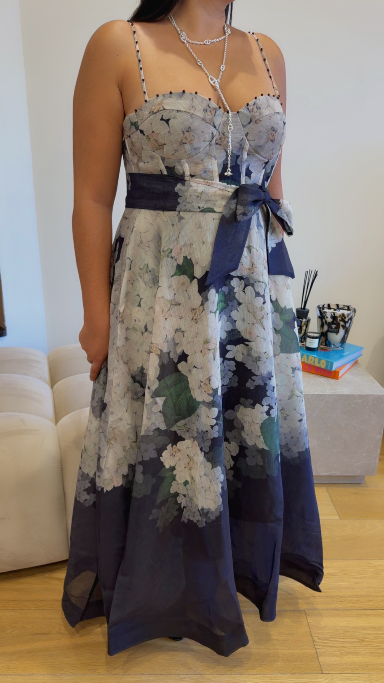 Robe fleurie noire — détail