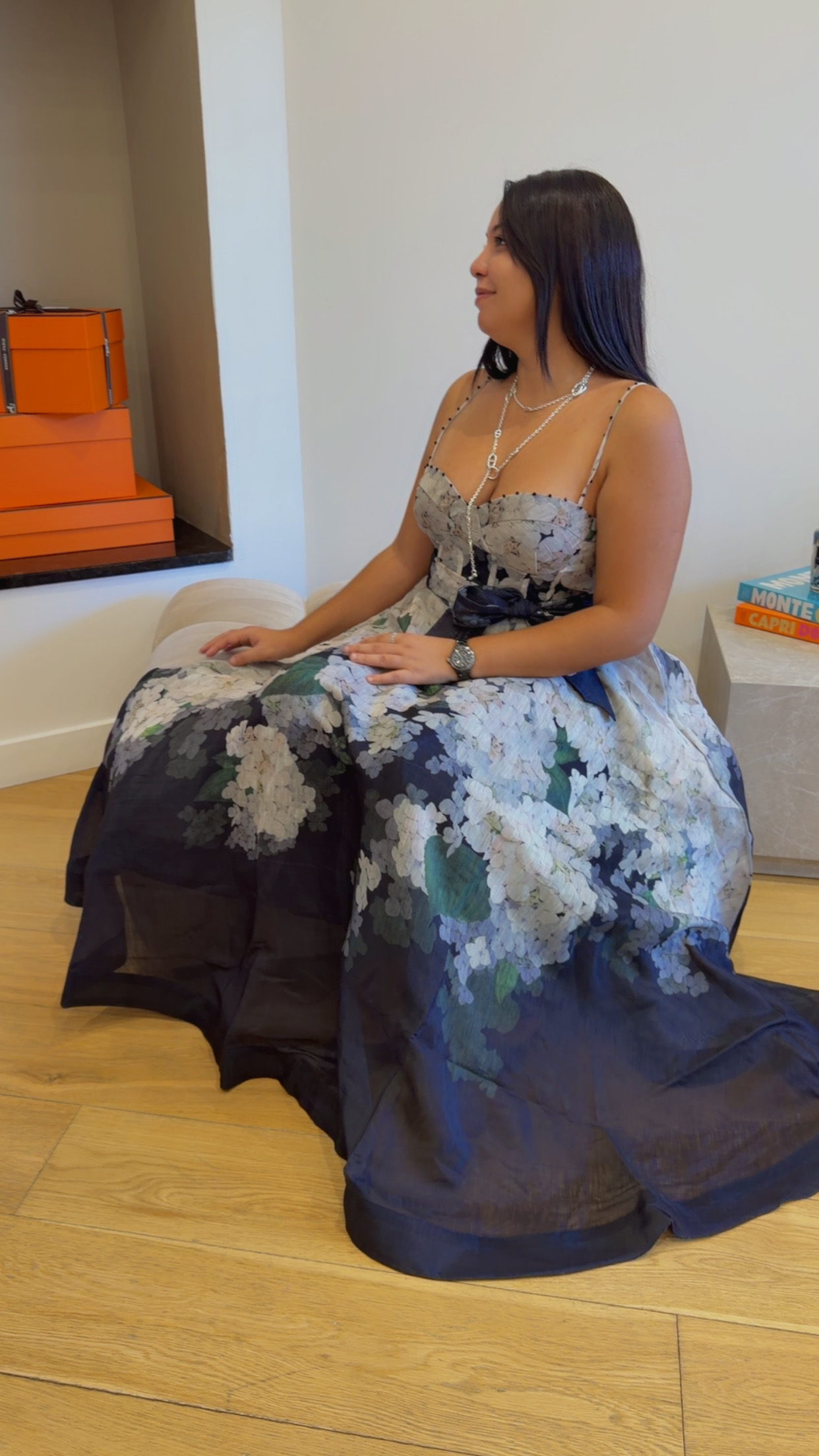 Robe fleurie noire — vue assise