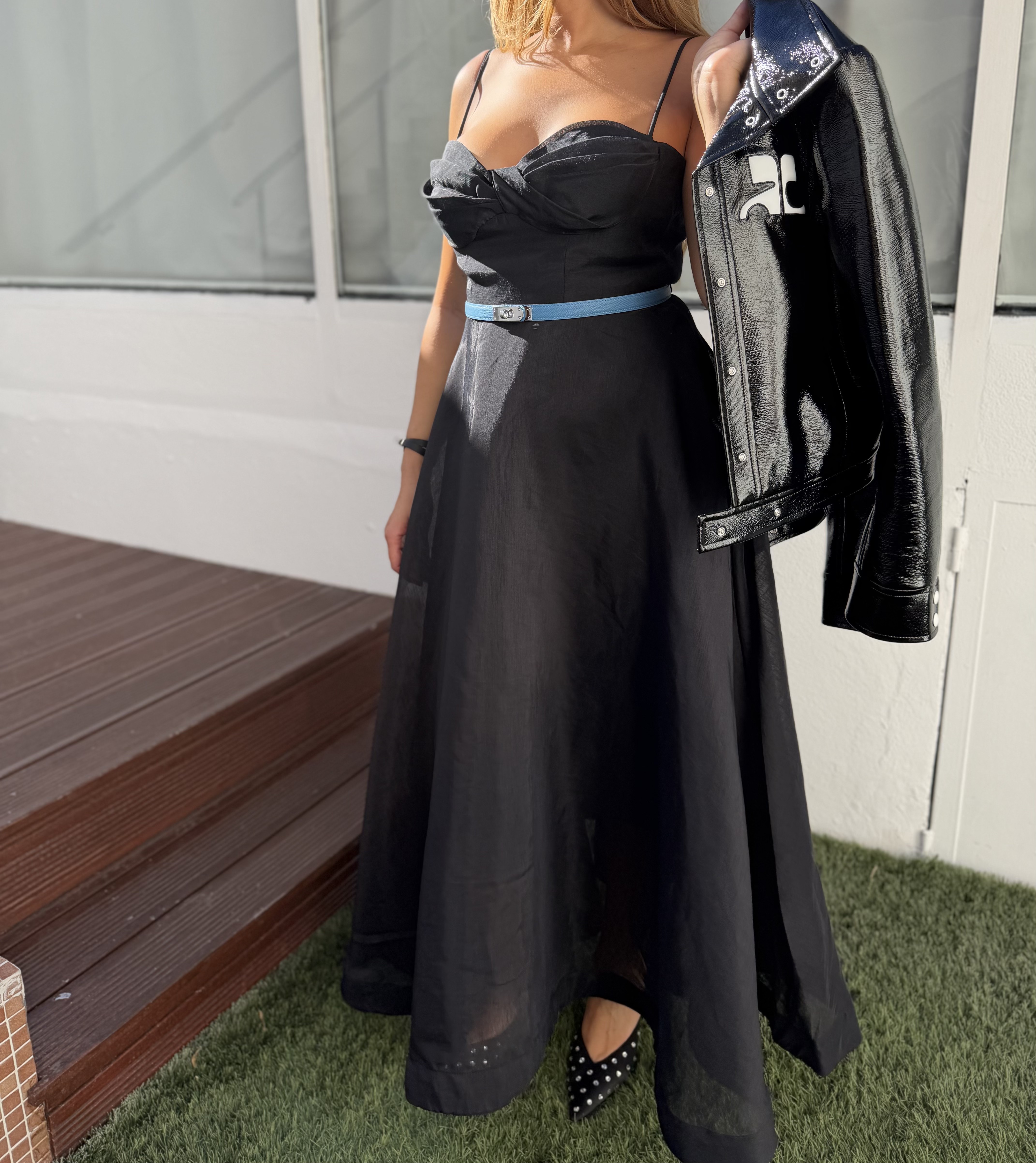 Robe noire satinée — vue portée